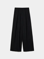 Pantalón negro de pierna ancha confeccionado en 100% viscosa, con pliegues delanteros, bolsillos laterales y traseros y cierre con gancho y cremallera.