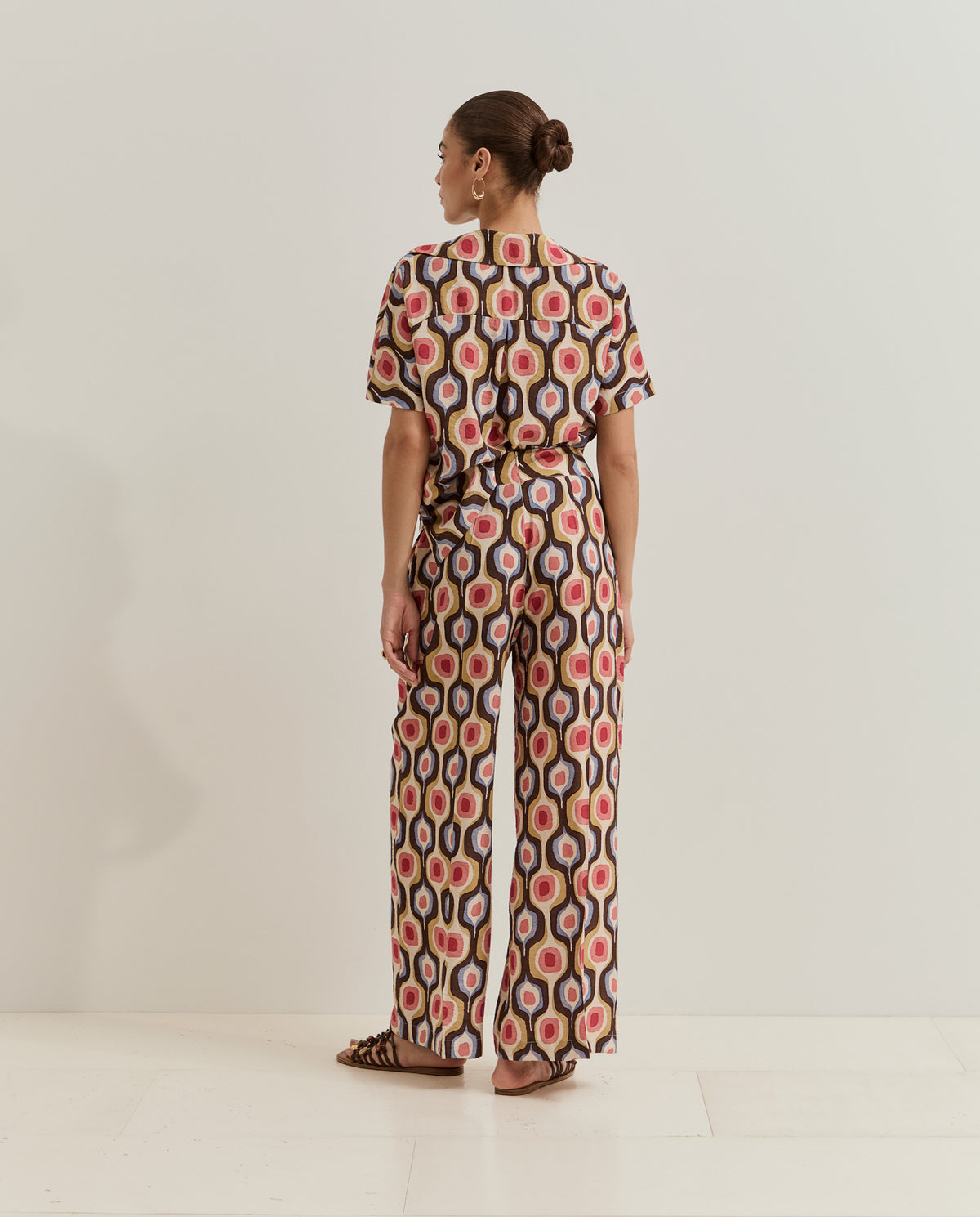 Pantalón palazzo estampado con cierre trasero Pantalón palazzo de mujer confeccionado en una mezcla de viscosa, con un tejido ligero y fluido que aporta movimiento y elegancia