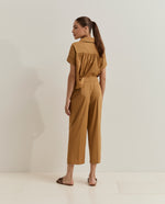  Pantalón de mujer de pierna recta y corte amplio, diseñado para ofrecer una silueta moderna, cómoda y elegante.