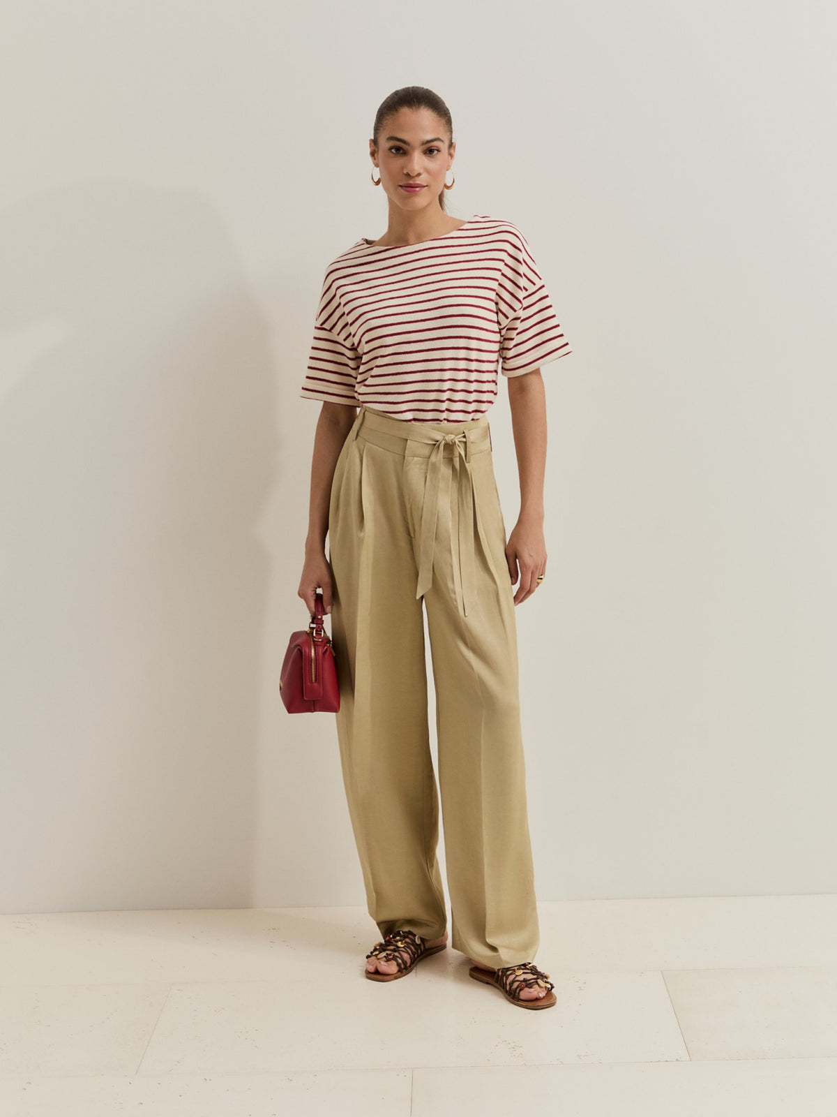 Pantalón de pierna ancha con pliegues y cinturón. Pantalón de mujer de pierna ancha confeccionado en una mezcla de viscosa y lino, ideal para aportar frescura