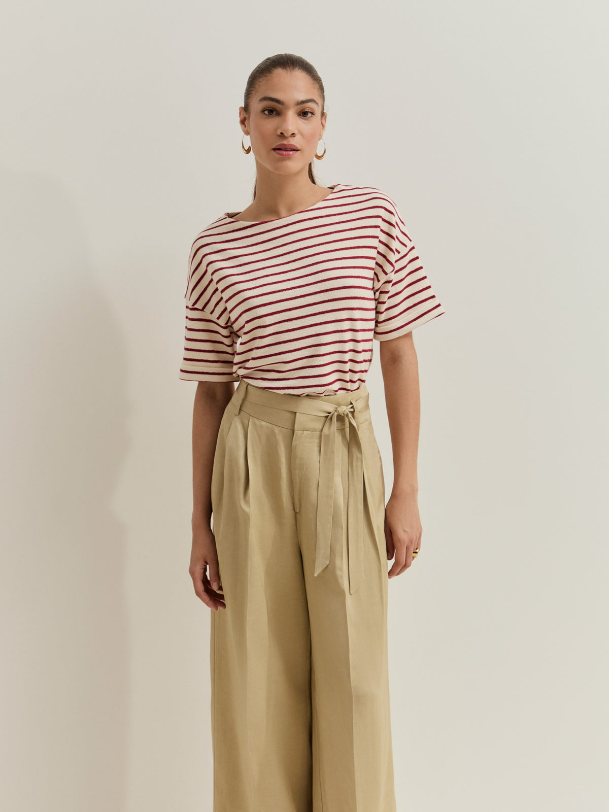 Pantalón de pierna ancha con pliegues y cinturón. Pantalón de mujer de pierna ancha confeccionado en una mezcla de viscosa y lino, ideal para aportar frescura