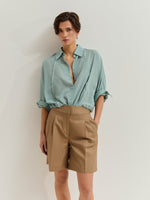 Shorts de Lino, Lyocell y Algodón con Pliegues Ligeros, sofisticados y naturalmente frescos, estos pantalones cortos confeccionados en mezcla de lino, lyocell y algodón son la opción perfecta para los días cálidos