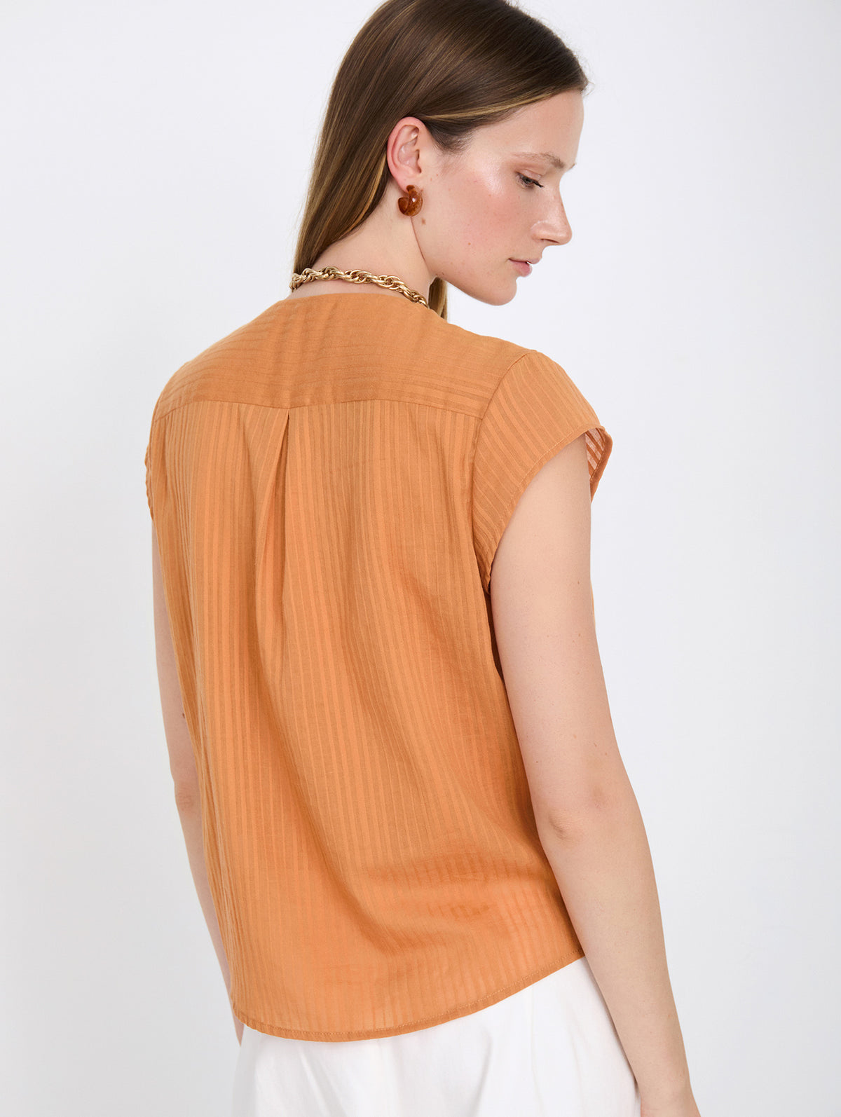 Blusa de Algodón con Rayas en Relieve y Escote Pico