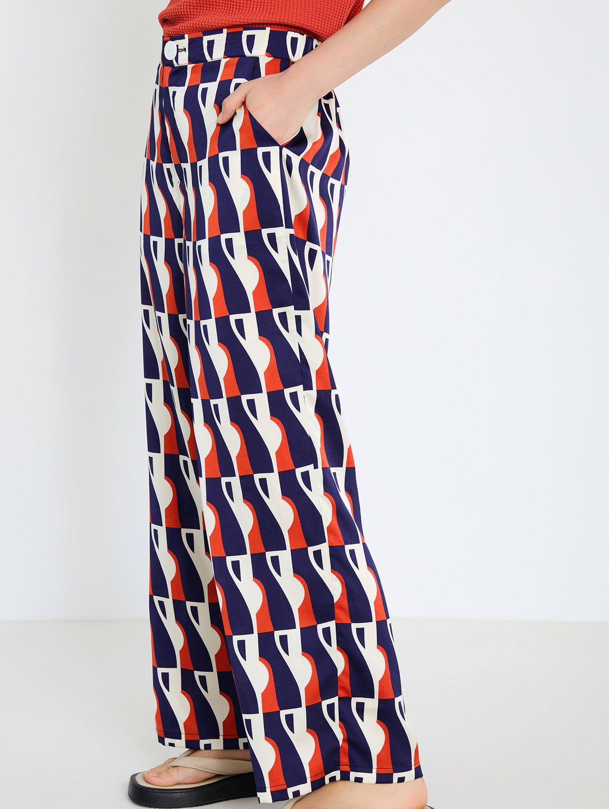 Pantalón Satinado con Estampado Gráfico