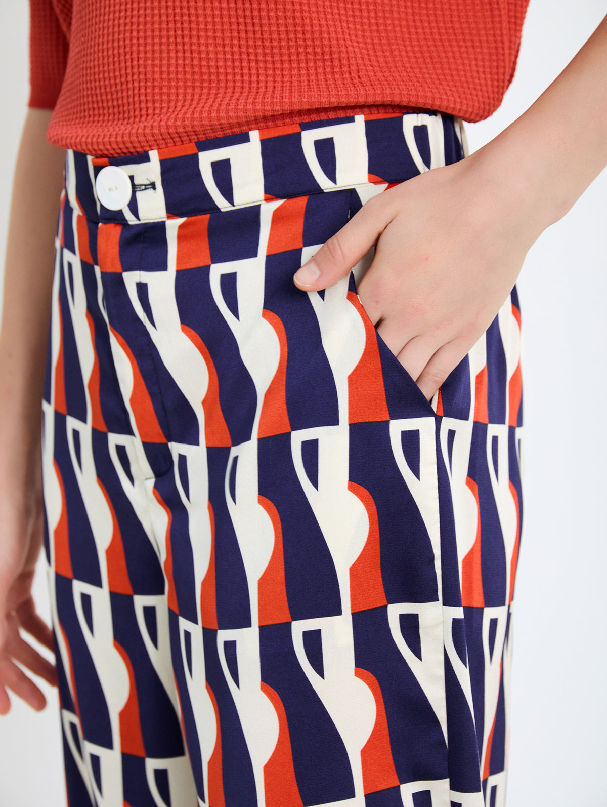 Pantalón Satinado con Estampado Gráfico