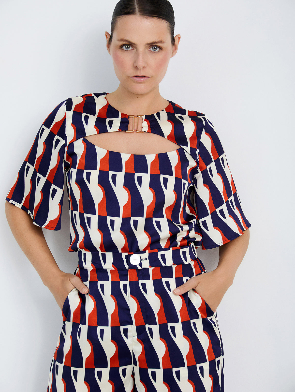Blusa Satinada con Estampado Gráfico y Detalle Metálico