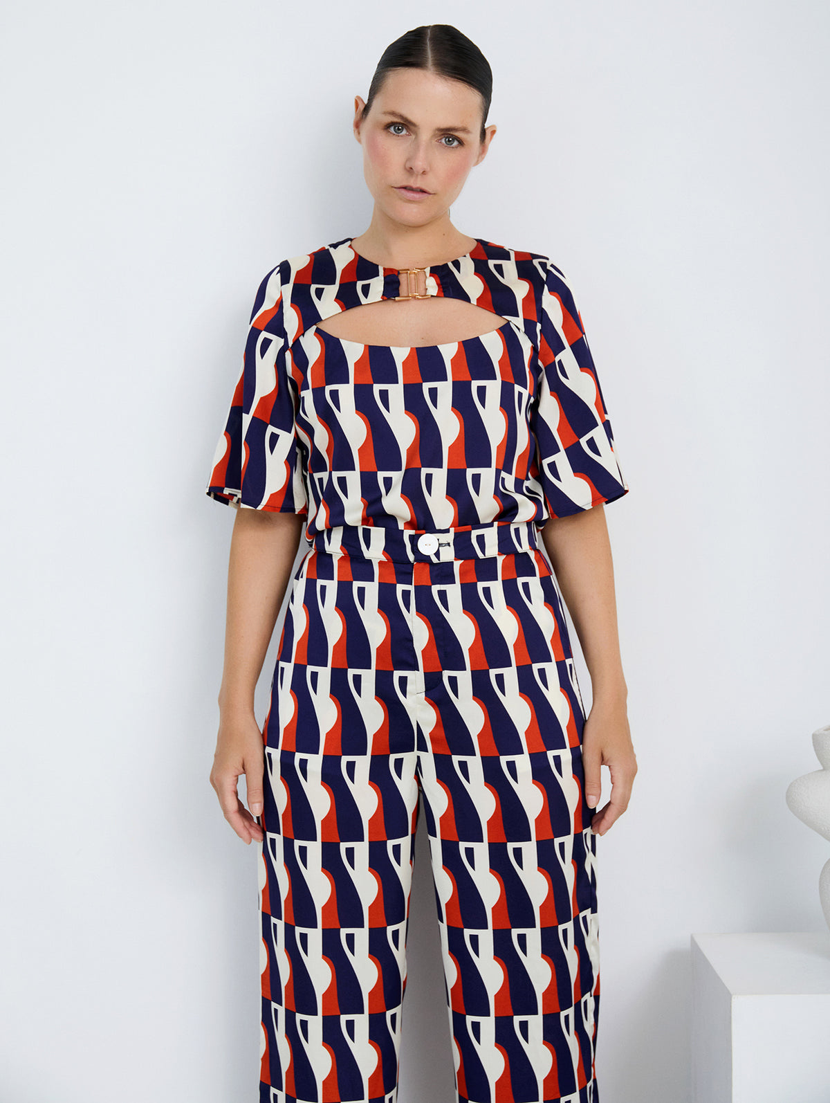 Blusa Satinada con Estampado Gráfico y Detalle Metálico