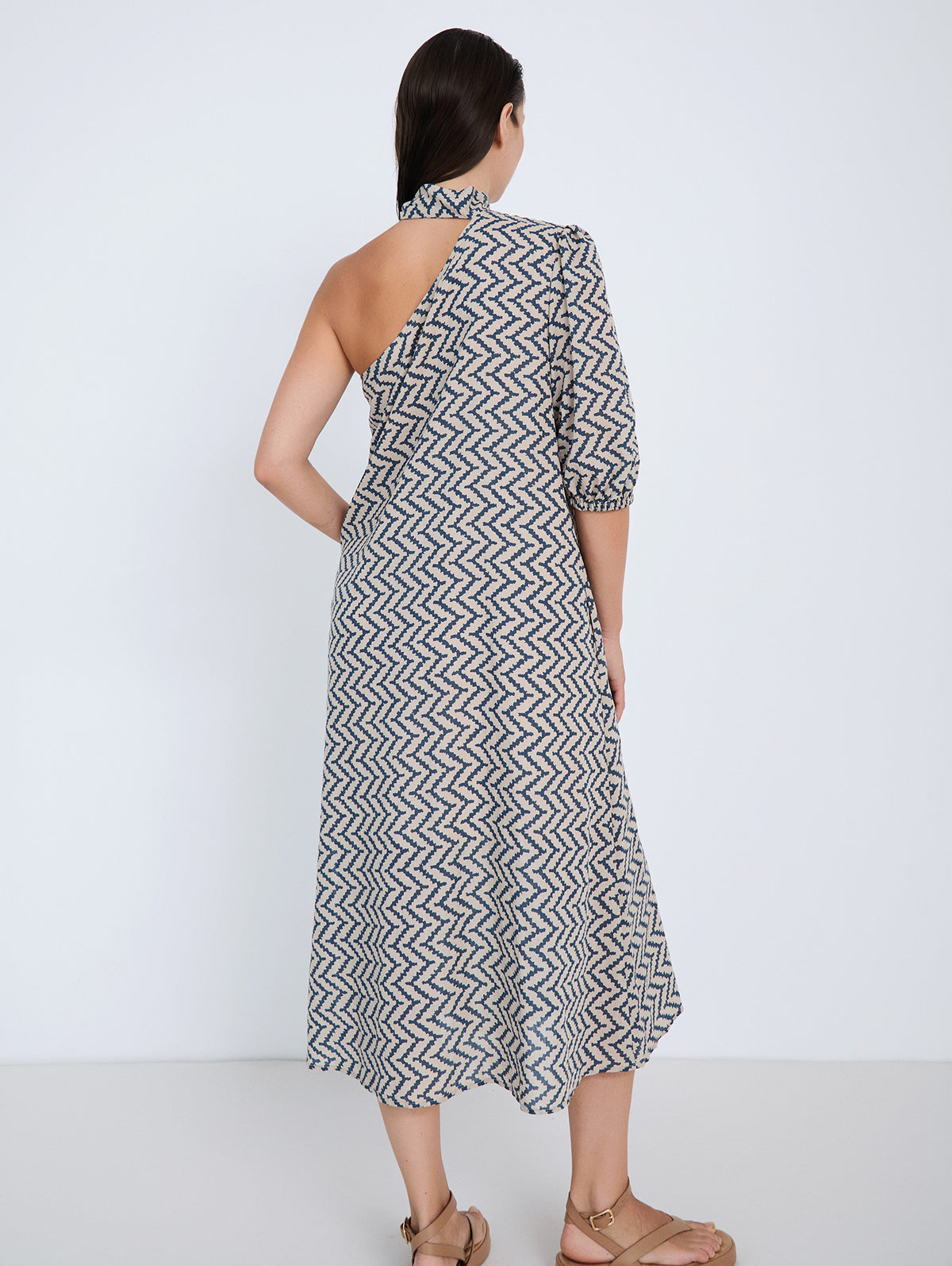 Vestido Estampado Zigzag con Escote Asimétrico
