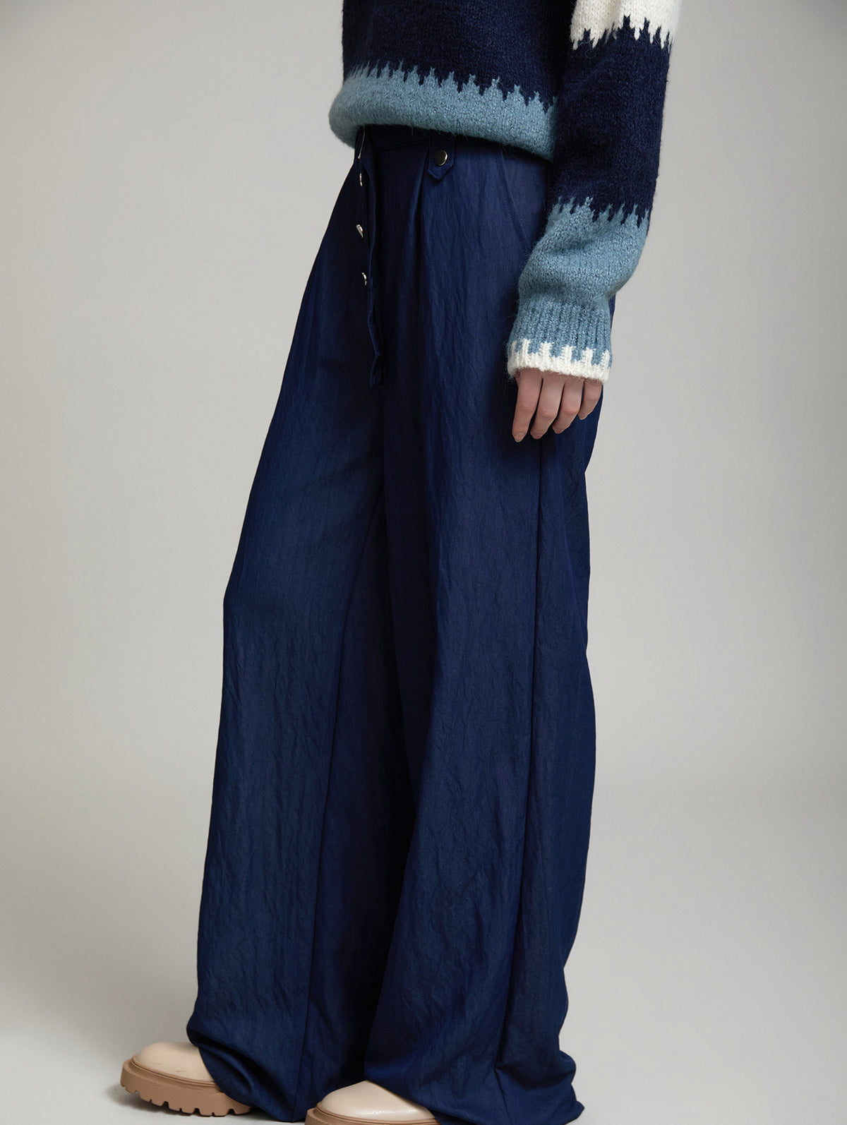 PANTALON DENIM FLUIDO CON CINTURON