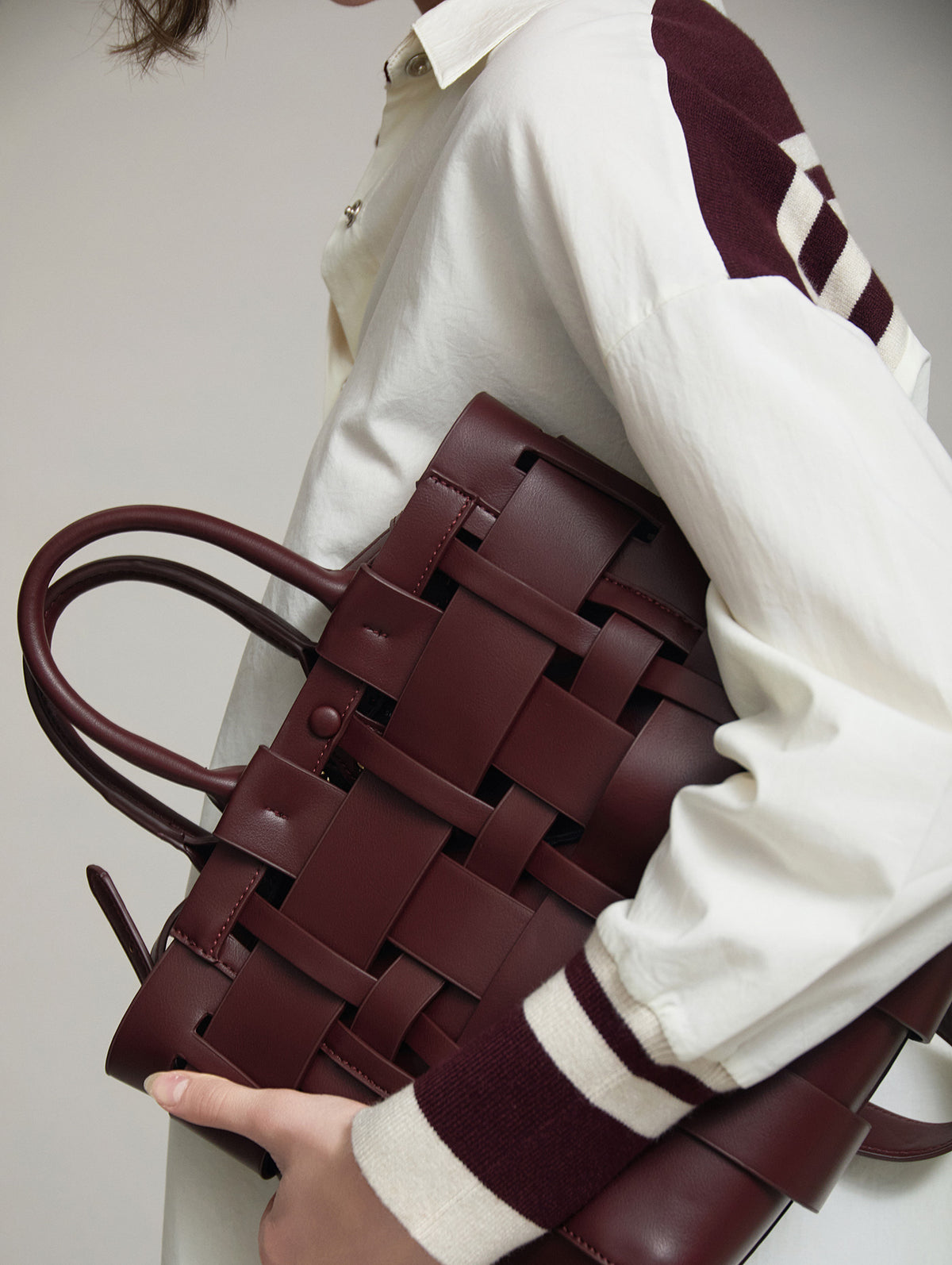 BOLSO EFECTO PIEL CON ESTRUCUTRA ENTRELAZADA