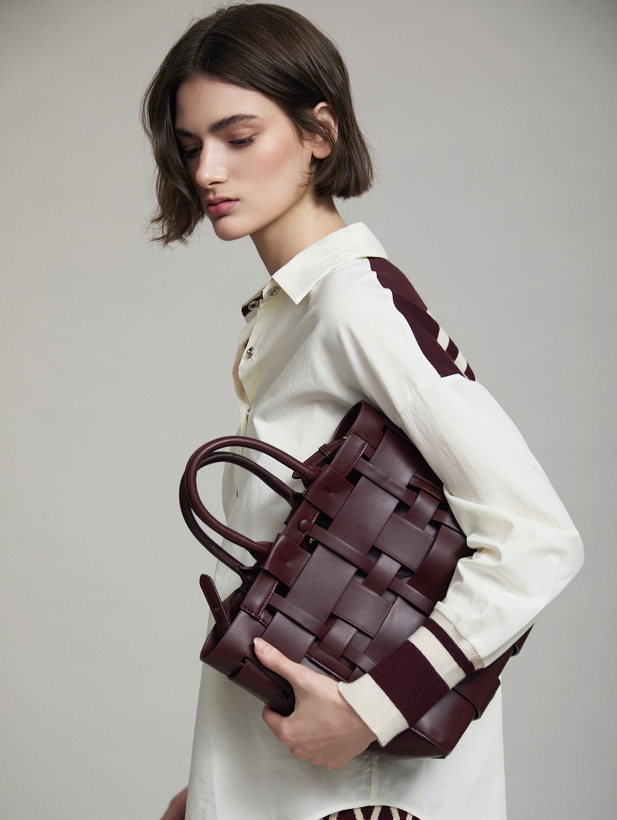 BOLSO EFECTO PIEL CON ESTRUCUTRA ENTRELAZADA
