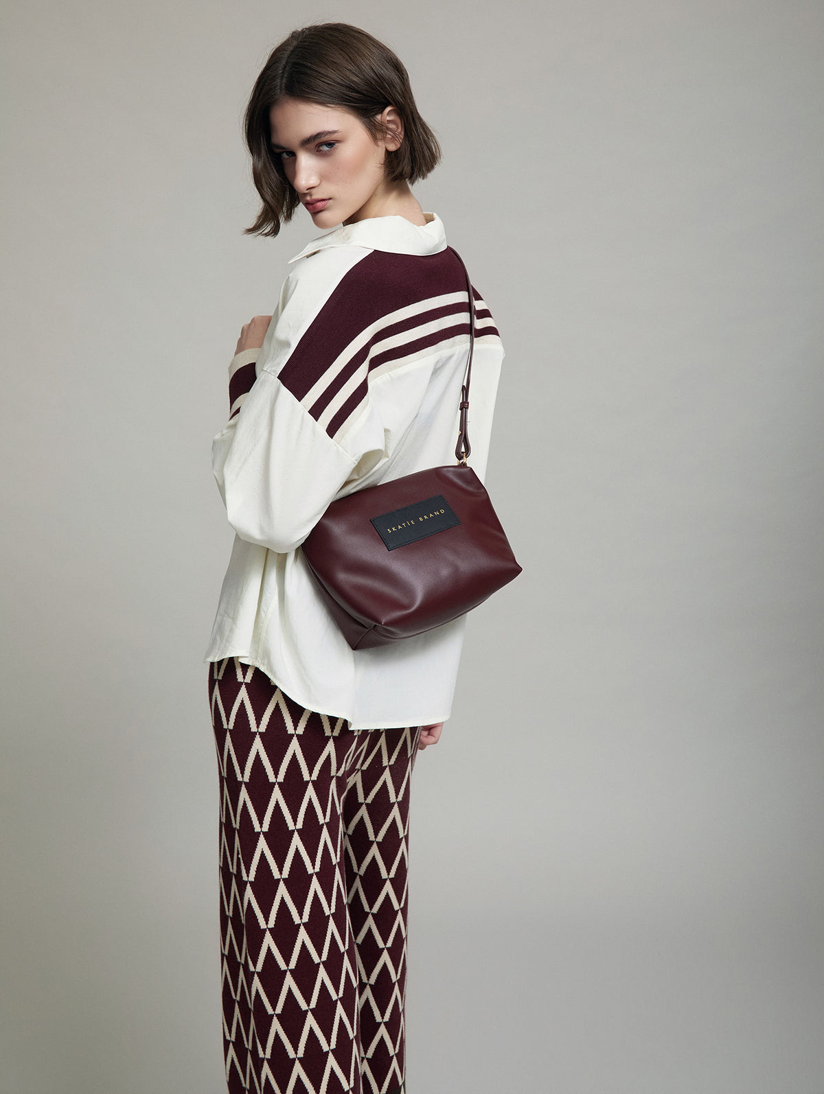 BOLSO EFECTO PIEL CON ESTRUCUTRA ENTRELAZADA