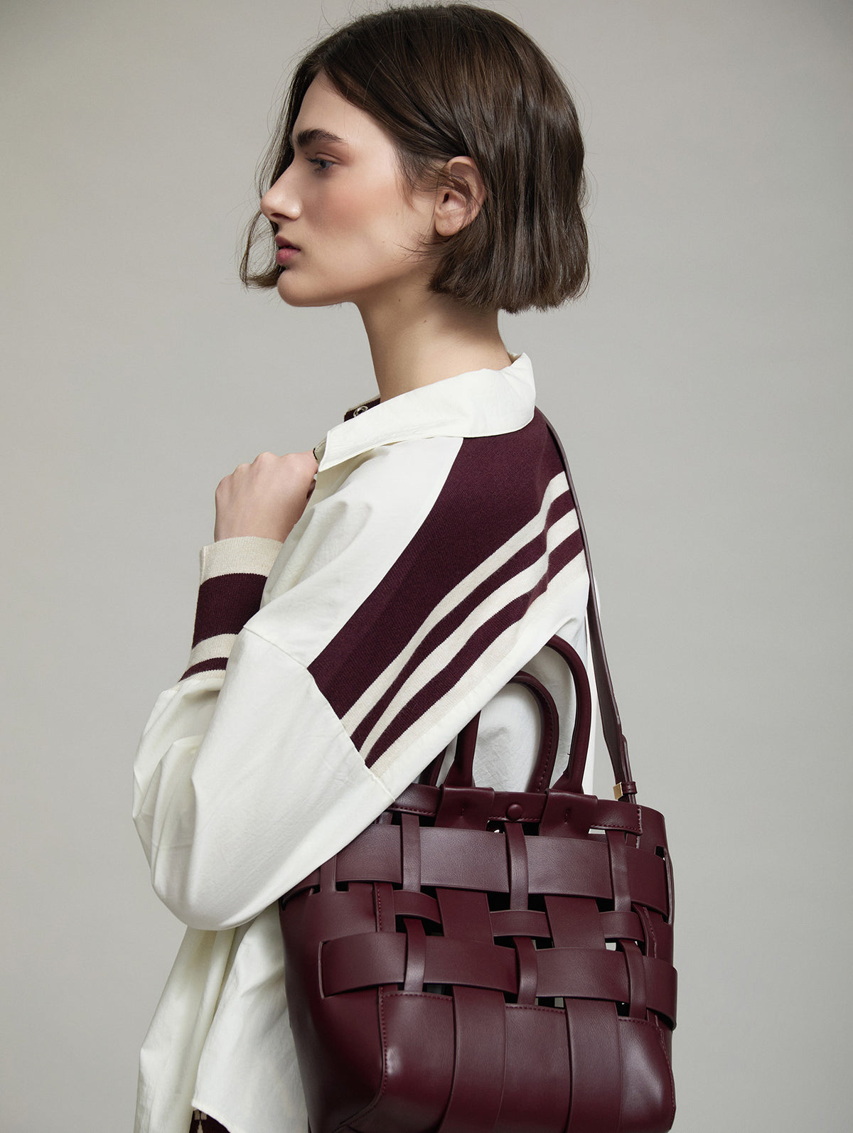 BOLSO EFECTO PIEL CON ESTRUCUTRA ENTRELAZADA