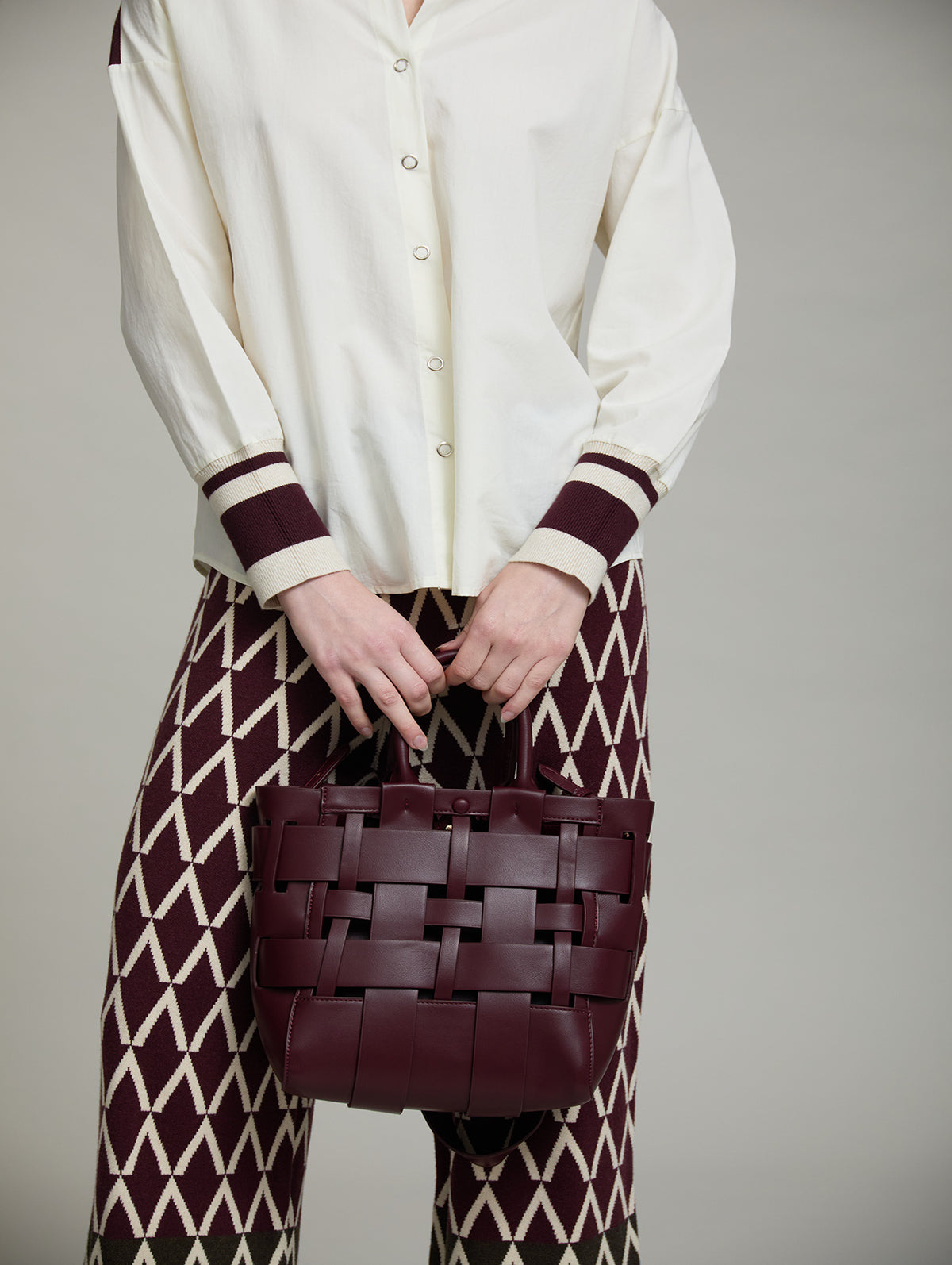 BOLSO EFECTO PIEL CON ESTRUCUTRA ENTRELAZADA