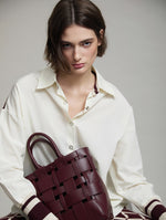 BOLSO EFECTO PIEL CON ESTRUCUTRA ENTRELAZADA