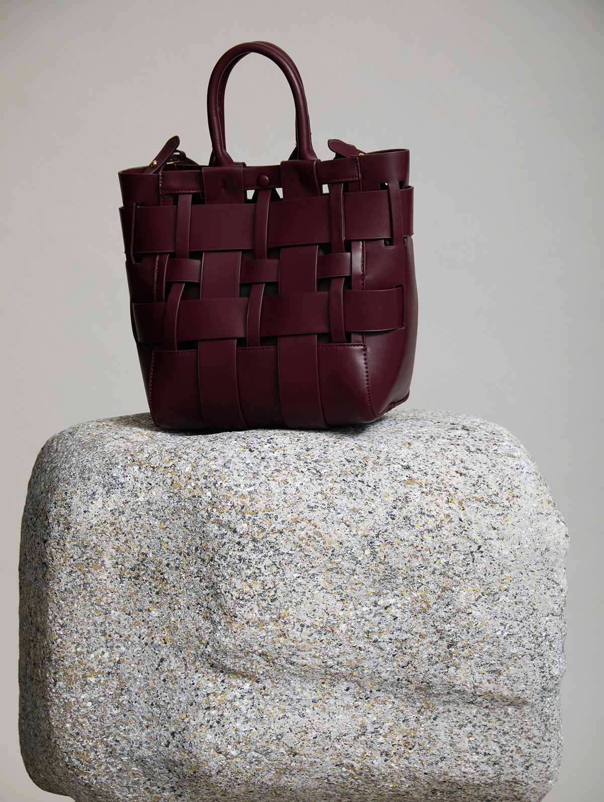 BOLSO EFECTO PIEL CON ESTRUCUTRA ENTRELAZADA