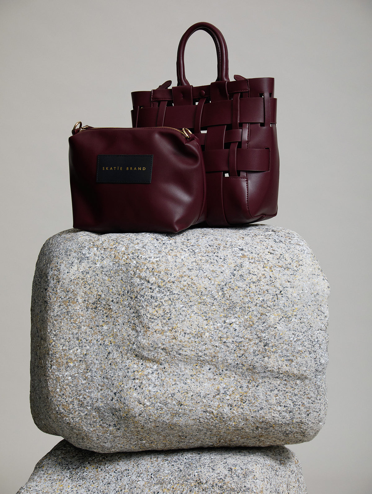 BOLSO EFECTO PIEL CON ESTRUCUTRA ENTRELAZADA