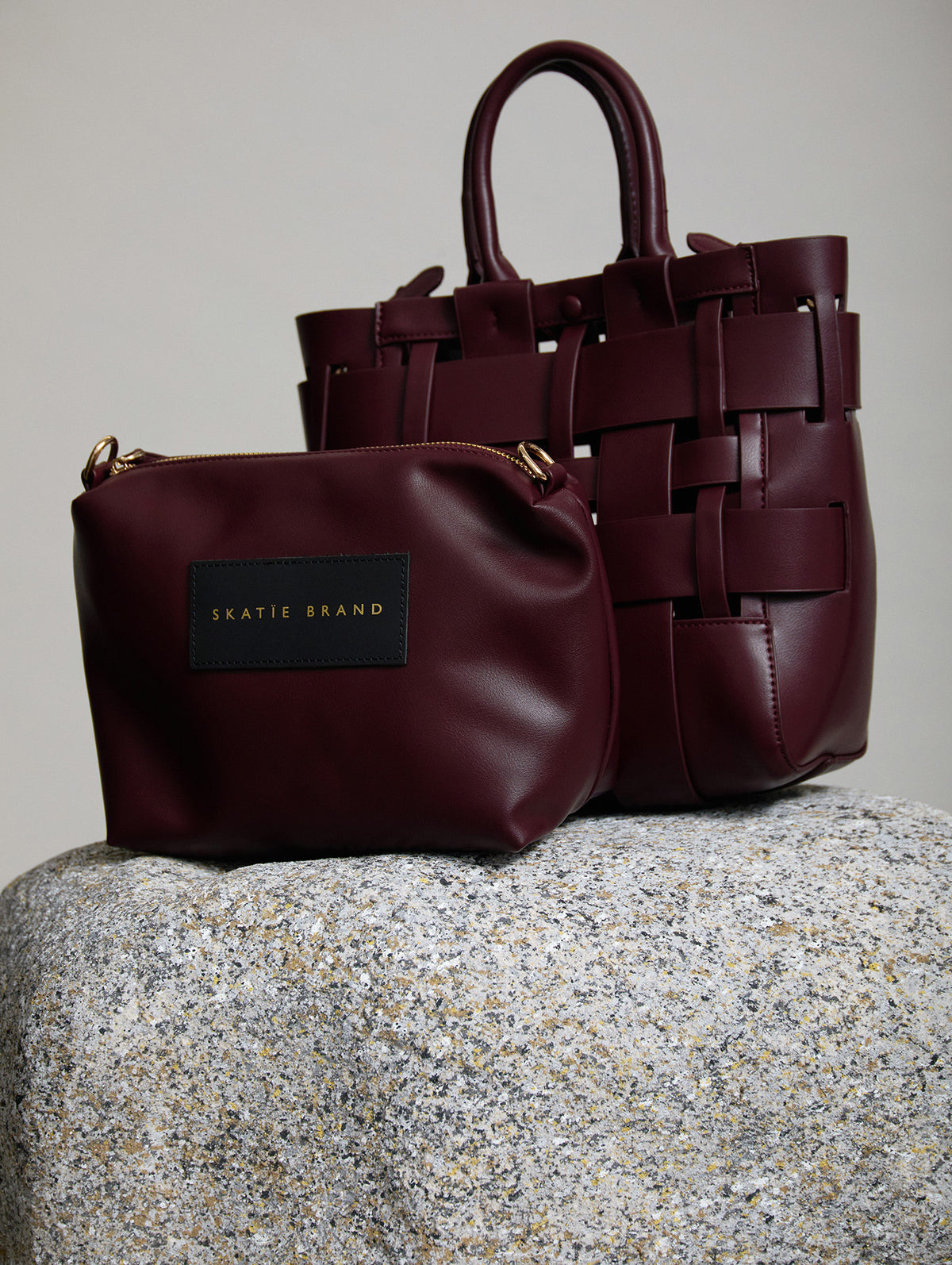 BOLSO EFECTO PIEL CON ESTRUCUTRA ENTRELAZADA