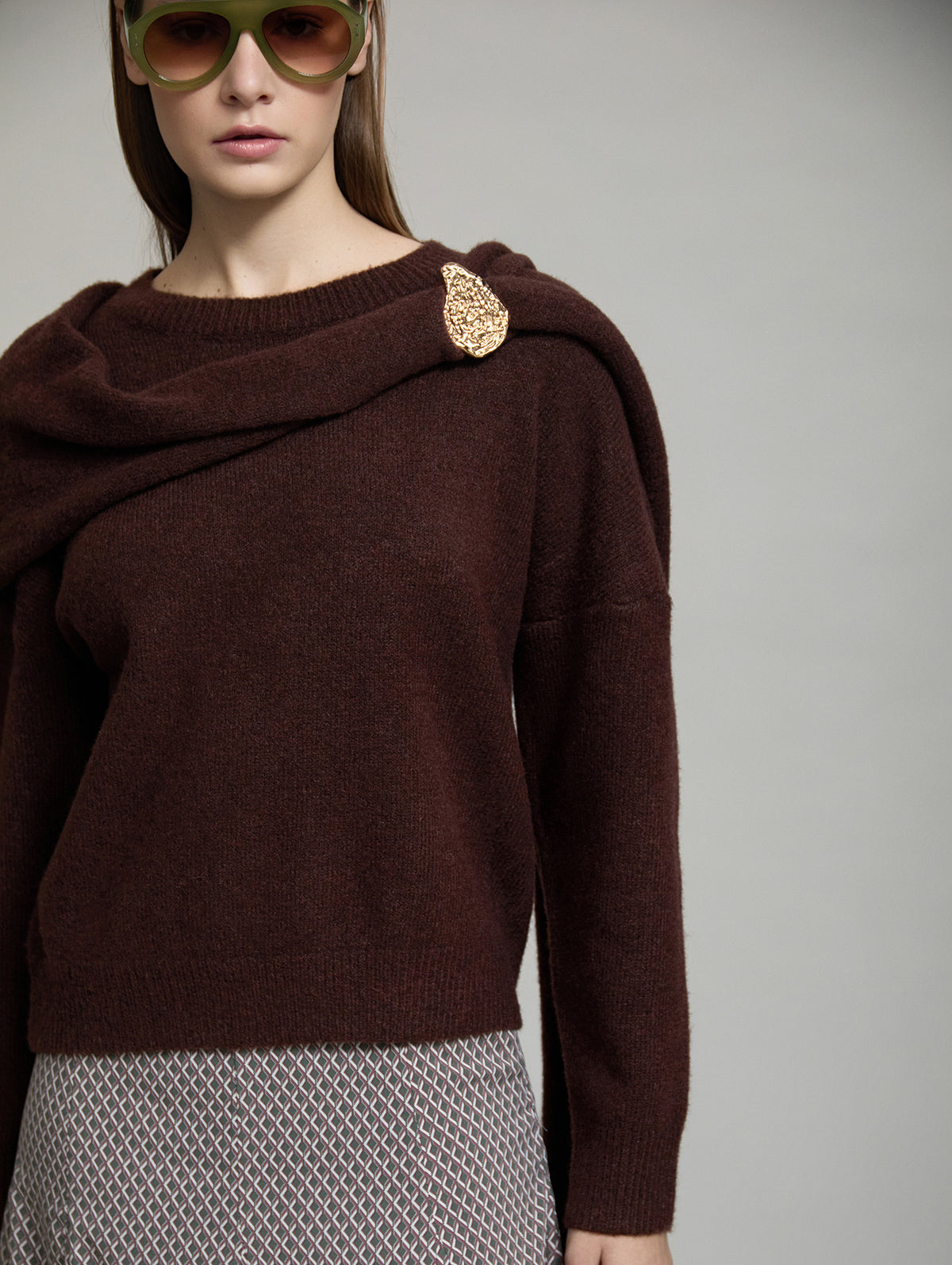 JERSEY PUNTO CON BUFANDAD Y BROCHE DORADO