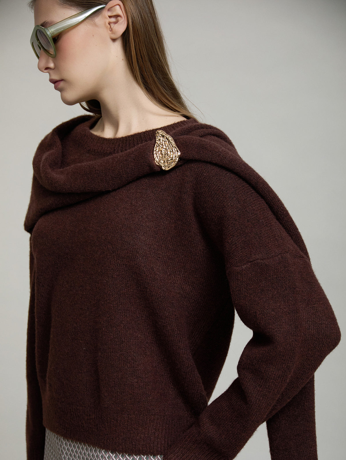 JERSEY PUNTO CON BUFANDAD Y BROCHE DORADO
