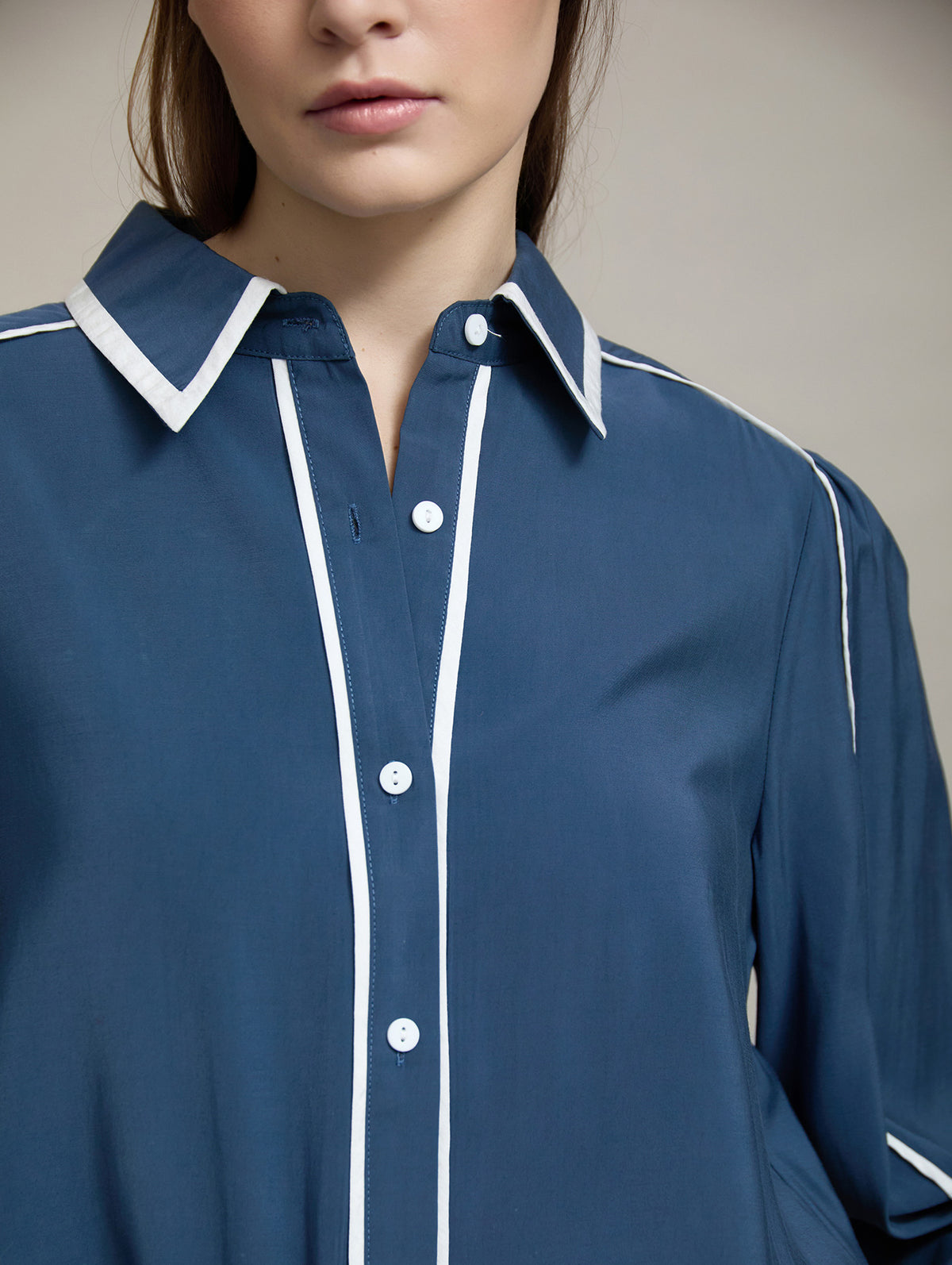 CAMISA CON VIVOS A CONTRASTE