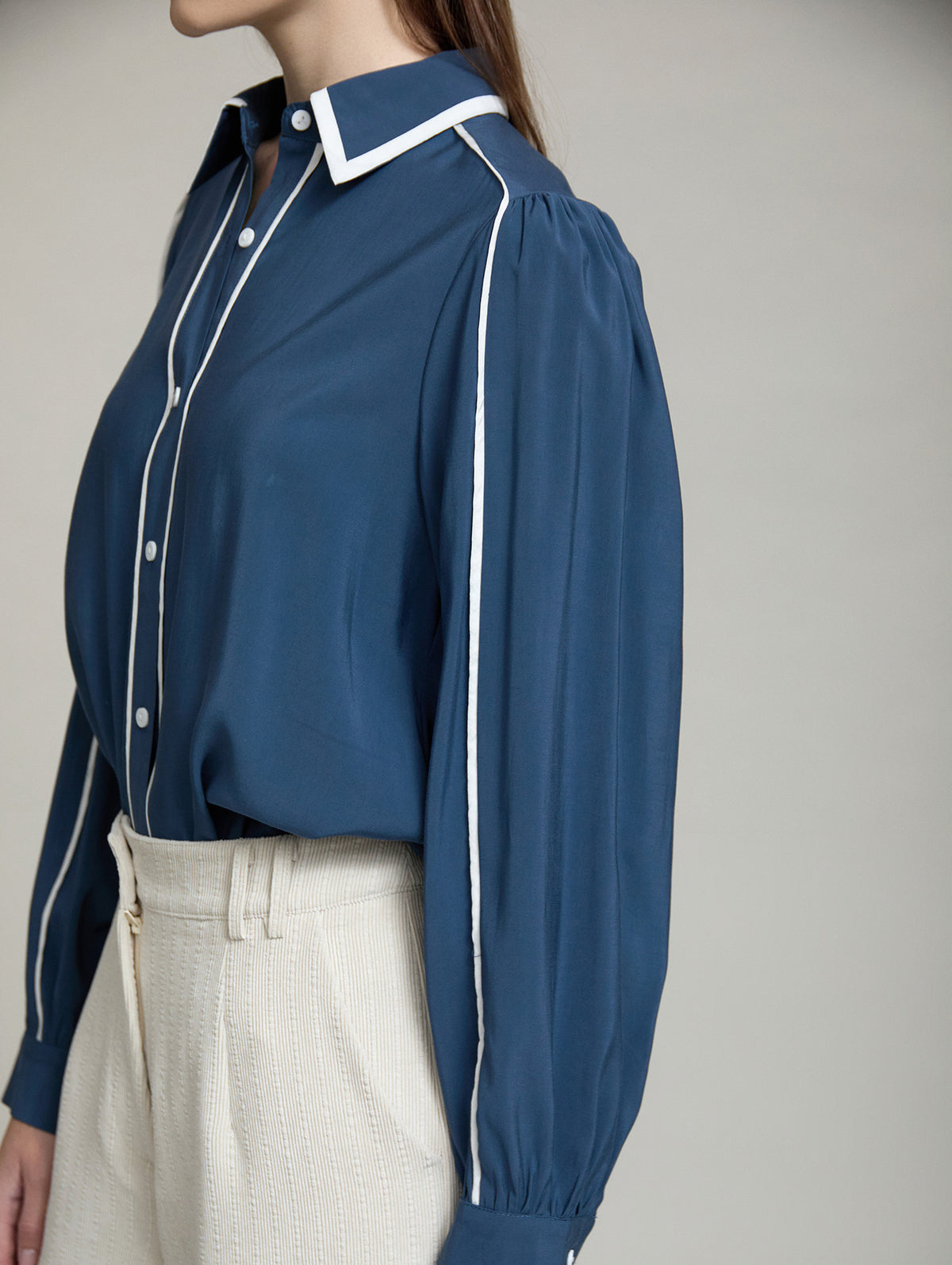 CAMISA CON VIVOS A CONTRASTE