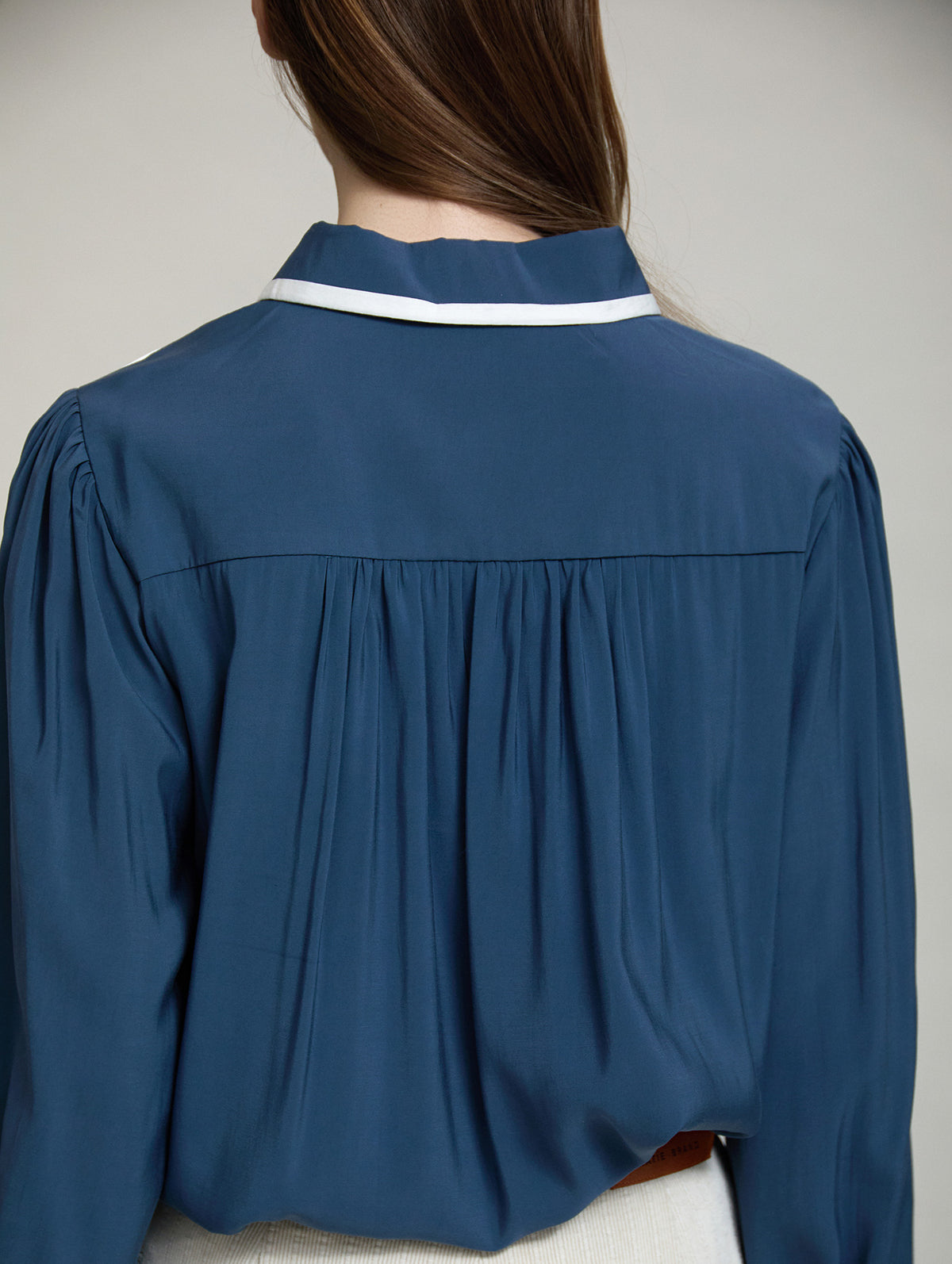 CAMISA CON VIVOS A CONTRASTE