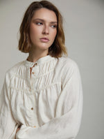 BLUSA FLUIDA FRUNCES CON MANGA ABULLONADA