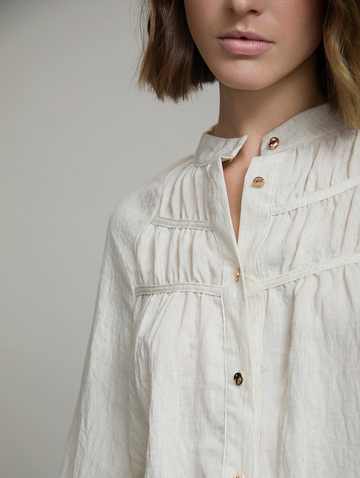 BLUSA FLUIDA FRUNCES CON MANGA ABULLONADA