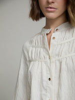 BLUSA FLUIDA FRUNCES CON MANGA ABULLONADA