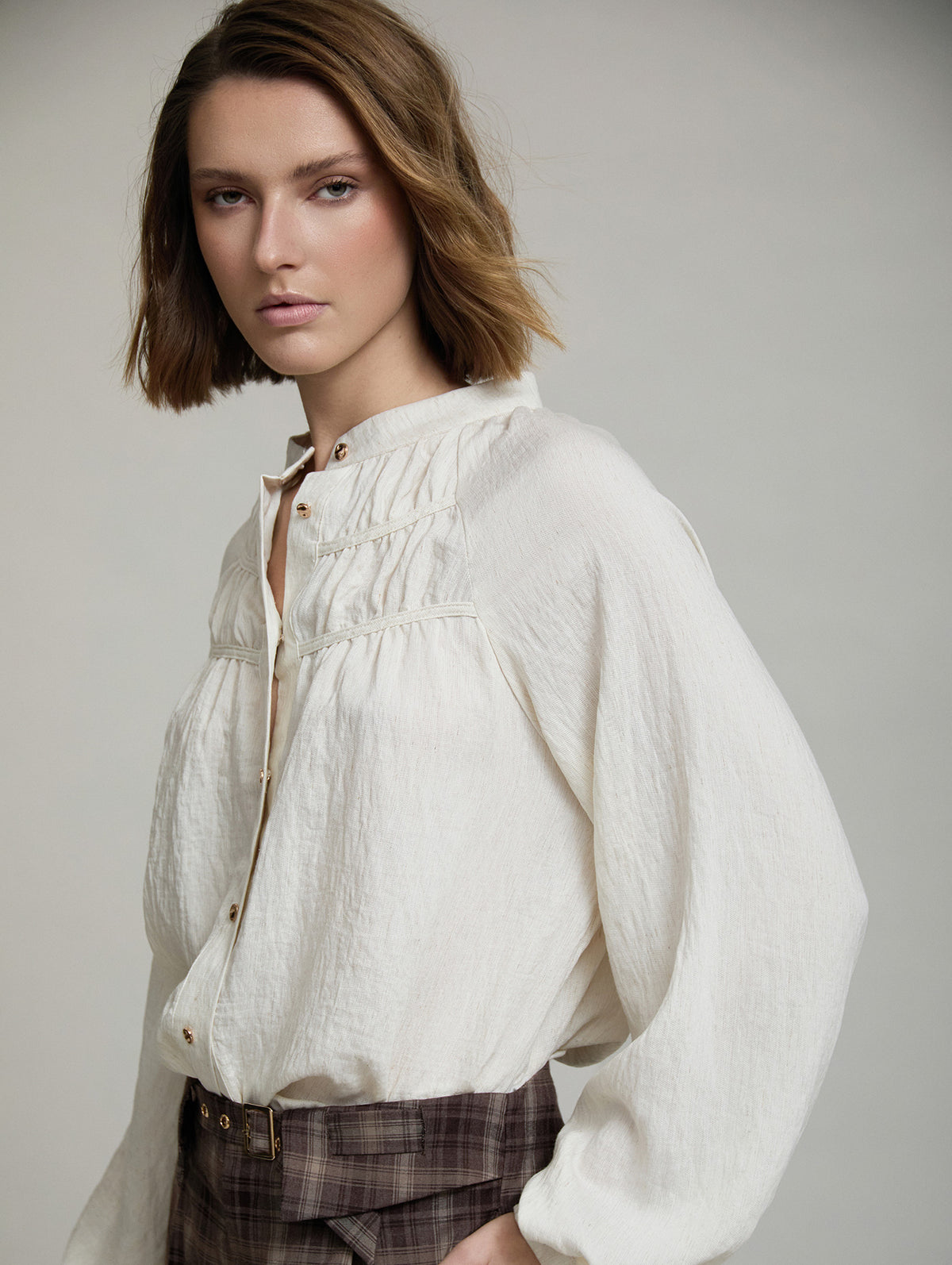 BLUSA FLUIDA FRUNCES CON MANGA ABULLONADA