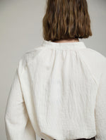 BLUSA FLUIDA FRUNCES CON MANGA ABULLONADA