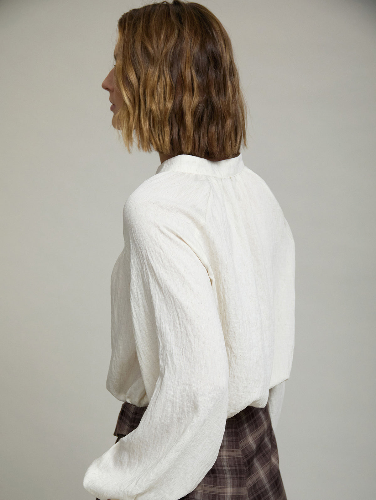 BLUSA FLUIDA FRUNCES CON MANGA ABULLONADA
