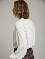 BLUSA FLUIDA FRUNCES CON MANGA ABULLONADA