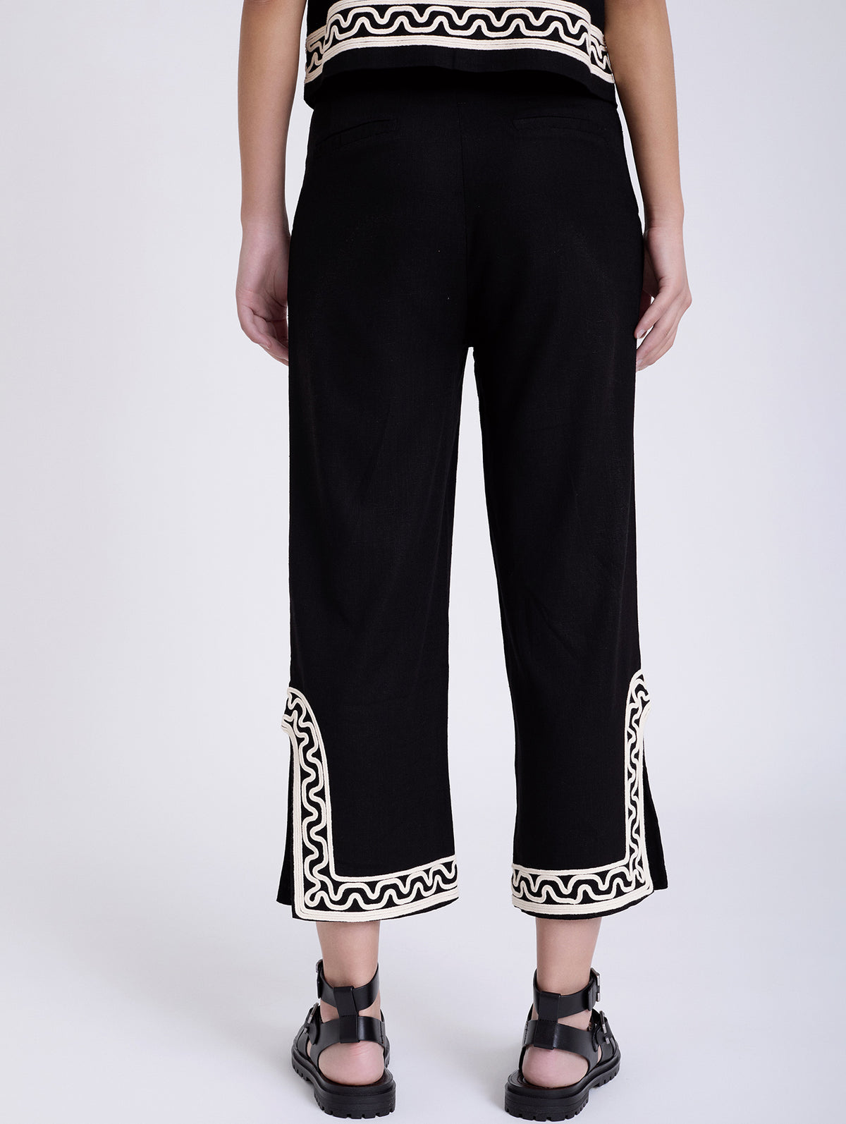 Pantalón Bordado Relieve