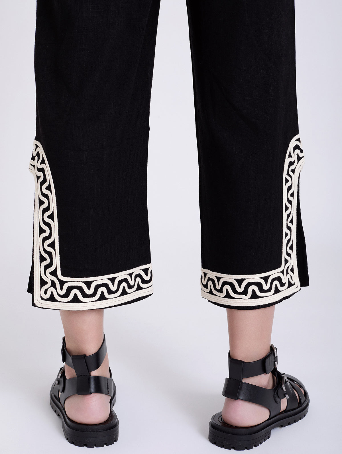 Pantalón Bordado Relieve