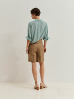 Shorts de Lino, Lyocell y Algodón con Pliegues Ligeros, sofisticados y naturalmente frescos, estos pantalones cortos confeccionados en mezcla de lino, lyocell y algodón son la opción perfecta para los días cálidos