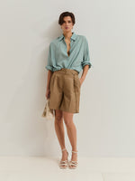 Shorts de Lino, Lyocell y Algodón con Pliegues Ligeros, sofisticados y naturalmente frescos, estos pantalones cortos confeccionados en mezcla de lino, lyocell y algodón son la opción perfecta para los días cálidos