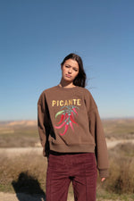Sudadera Picante, destaca por su bordado de pimientos, un detalle divertido y con carácter que aporta personalidad al diseño