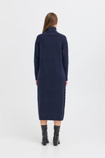 Look casual con vestido de punto azul marino y botas