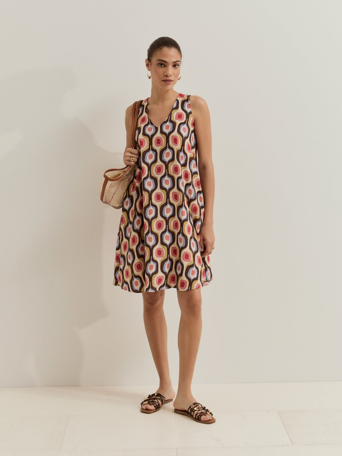 Vestido corto de&nbsp; silueta fluida , diseñado para aportar frescura, comodidad y un estilo moderno en los días más cálidos. 