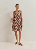 Vestido corto de&nbsp; silueta fluida , diseñado para aportar frescura, comodidad y un estilo moderno en los días más cálidos. 