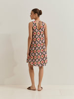 Vestido corto de&nbsp; silueta fluida , diseñado para aportar frescura, comodidad y un estilo moderno en los días más cálidos. 