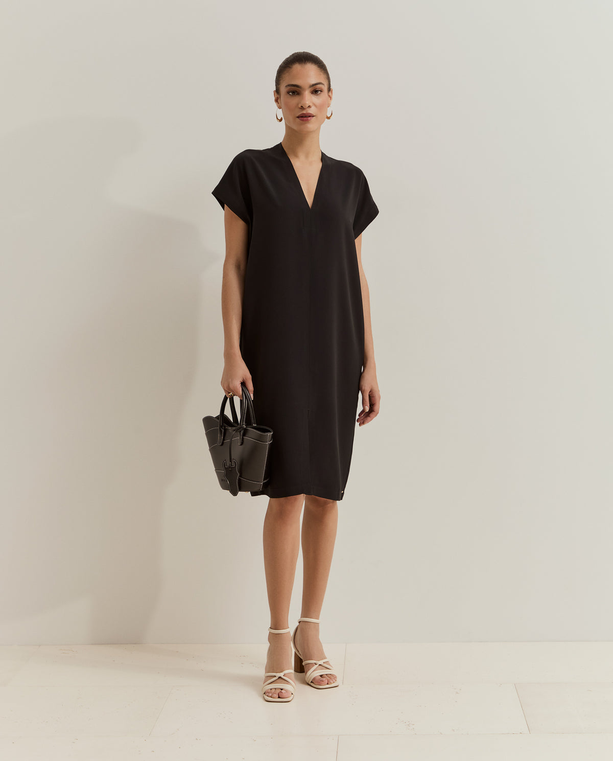 Vestido de corte recto y Escote en V Vestido de corte recto, diseñado para ofrecer una silueta limpia y elegante con un aire contemporáneo. 