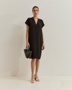 Vestido de corte recto y Escote en V Vestido de corte recto, diseñado para ofrecer una silueta limpia y elegante con un aire contemporáneo. 