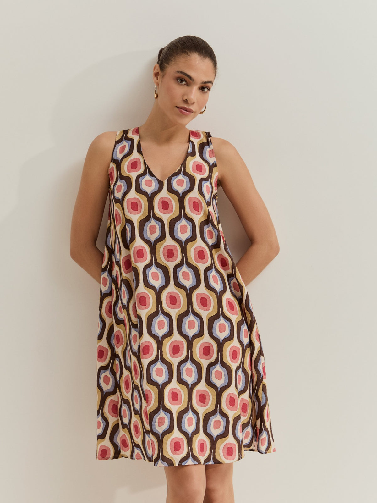 Vestido corto de&nbsp; silueta fluida , diseñado para aportar frescura, comodidad y un estilo moderno en los días más cálidos.