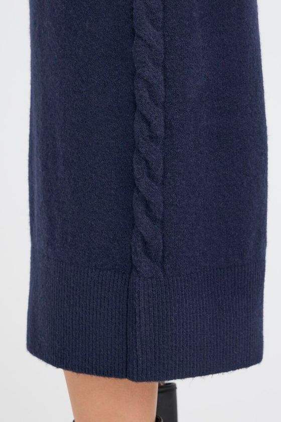 Detalle trenzado lateral de vestido de punto azul marino