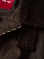 TRENCH CON CAPUCHA Y DETALLES PANA