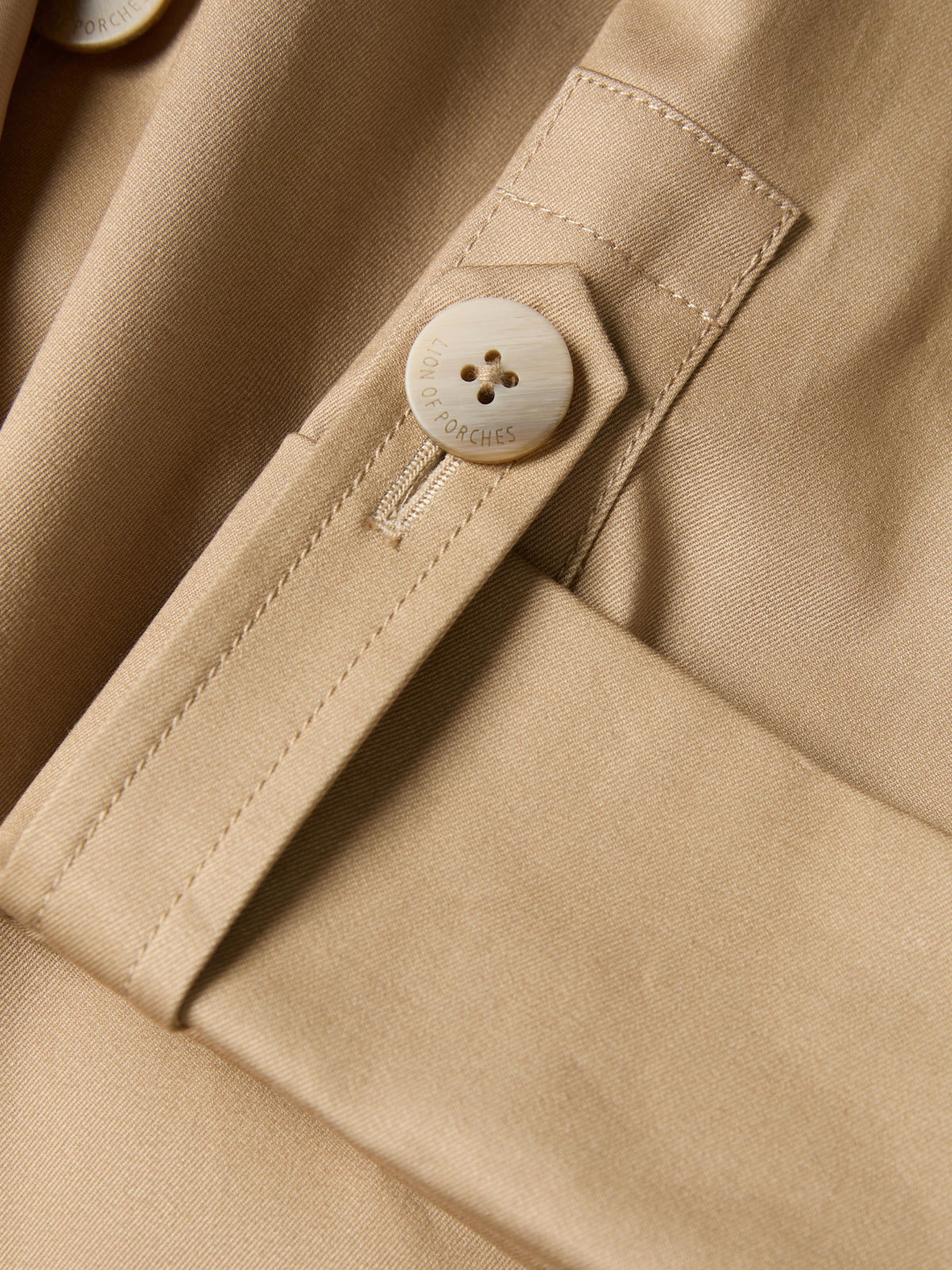 GABARDINA LARGA CON CAPUCHA Y CINTURON