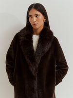 Abrigo largo de mujer de pelo con cierre oculto y acabado elegante